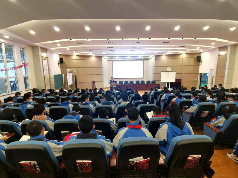 坤弘律师应光华司法所邀请为青羊实验中学学生做宪法专题讲座